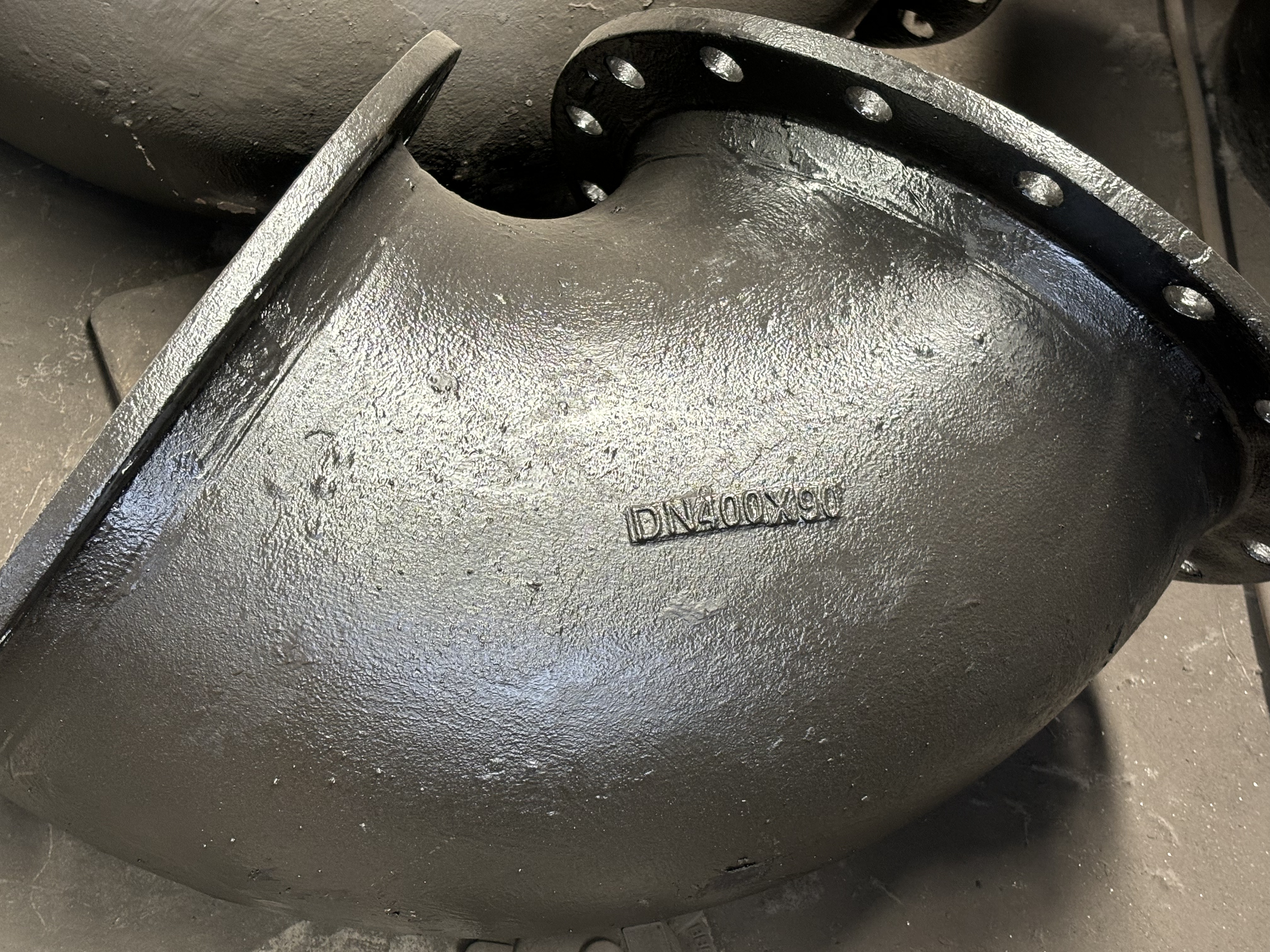 Wprowadzenie do łączników rurowych z żeliwa sferoidalnego: kolanka i trójniki