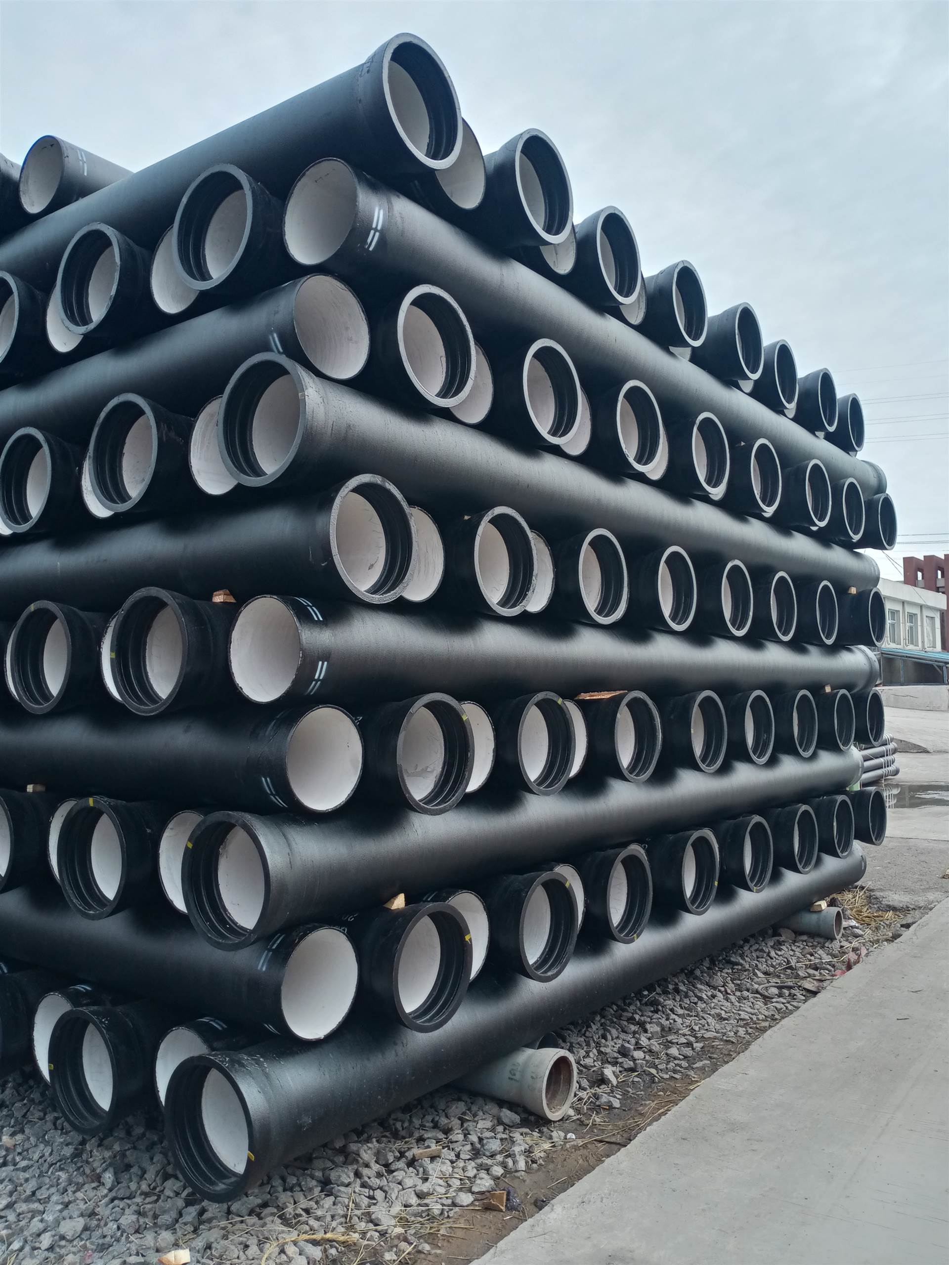 Rury z żeliwa sferoidalnego: niezawodne rozwiązanie dla nowoczesnych systemów grzewczych